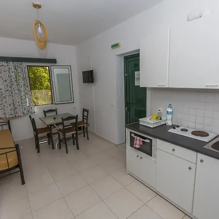 Sandy And 4* Svoronata