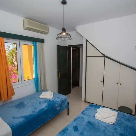 Sandy And 4* Svoronata