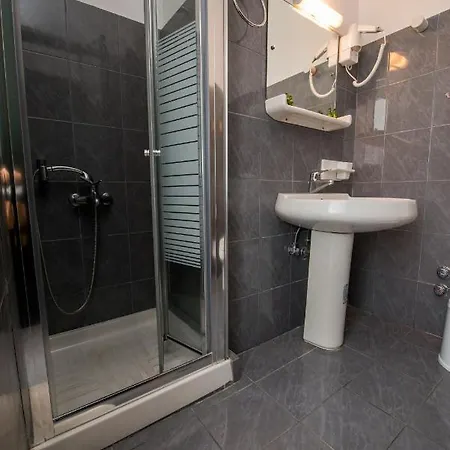 Sandy And 4* Svoronata