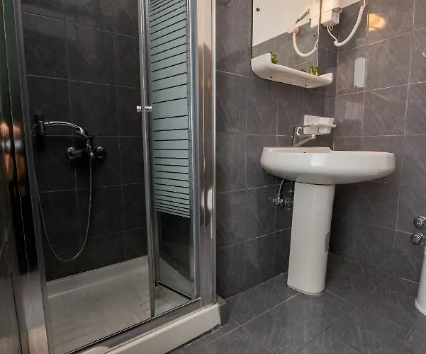 Sandy And 4* Svoronata