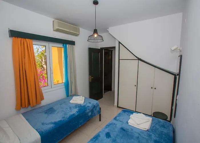 Sandy And 4* Svoronata