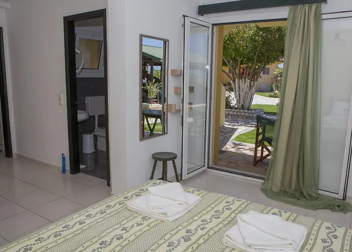 Sandy And 4* Svoronata